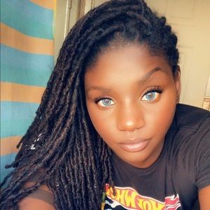 Meet your Posher, Larisha